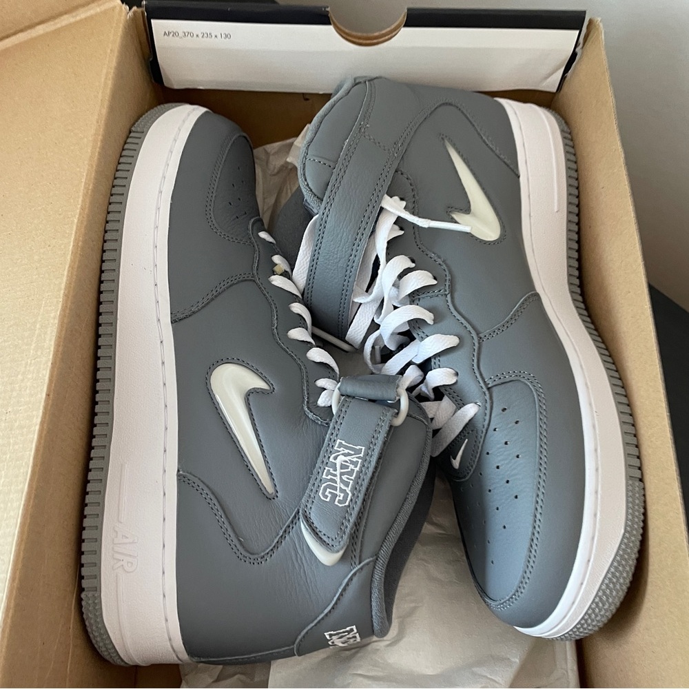 Nike Air Force 1 Mid QS never worn- excellent condition. Box included. Size 11.5